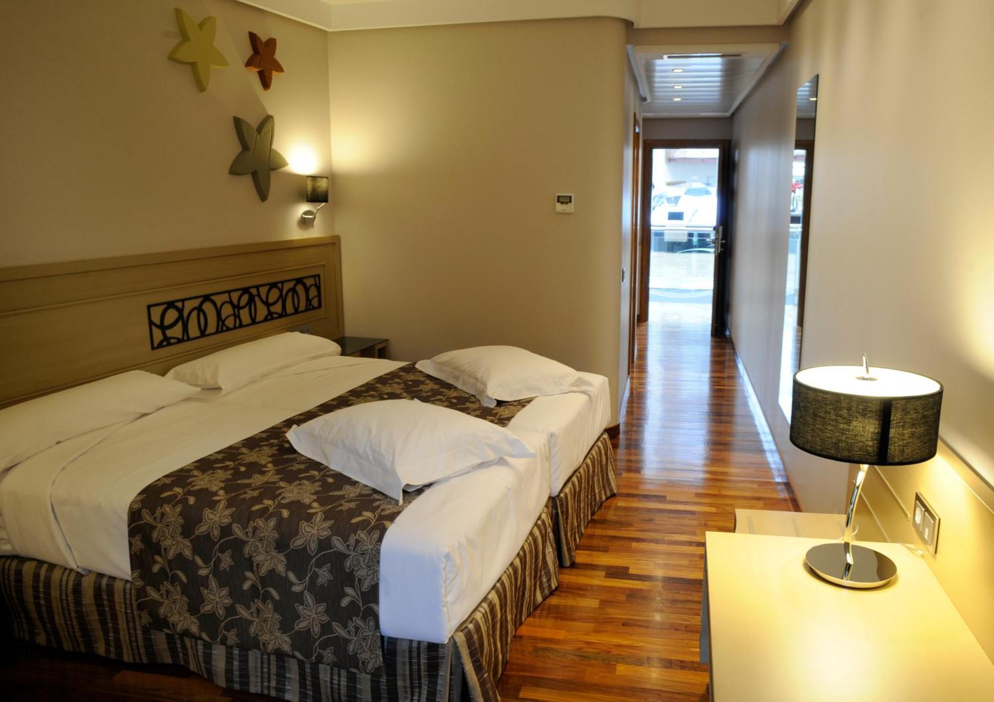 Twin Room with Extra Bed (3 Adults),1273054900:JPEG